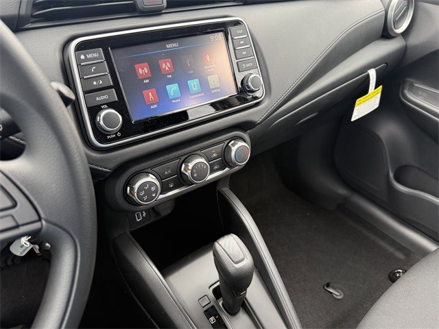 Nissan Versa Vehicle Full-screen Gallery Image 21