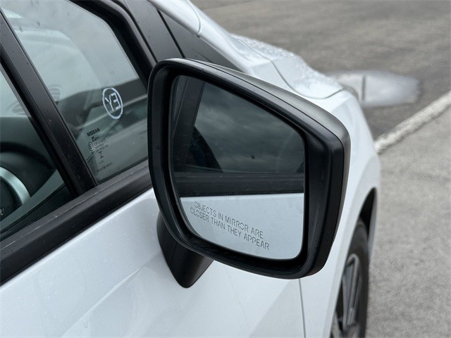 Nissan Versa Vehicle Full-screen Gallery Image 23