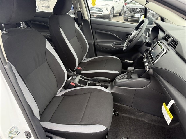 Nissan Versa Vehicle Full-screen Gallery Image 24