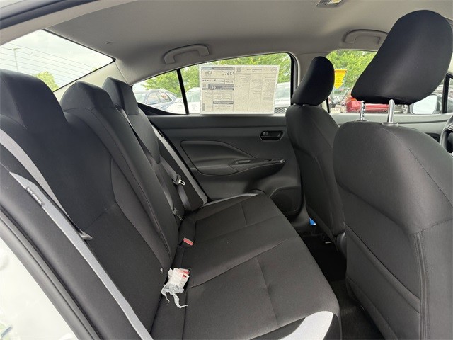 Nissan Versa Vehicle Full-screen Gallery Image 25