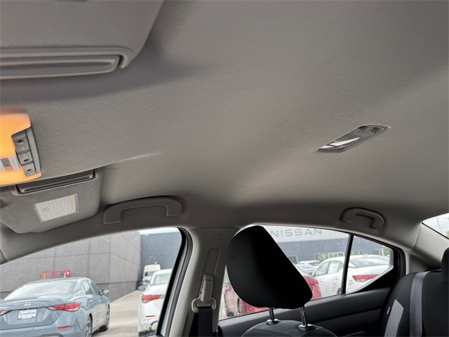Nissan Versa Vehicle Full-screen Gallery Image 27