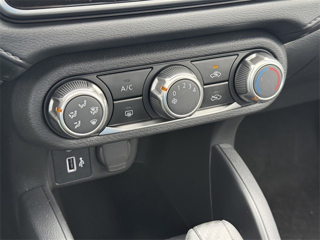 Nissan Versa Vehicle Full-screen Gallery Image 29