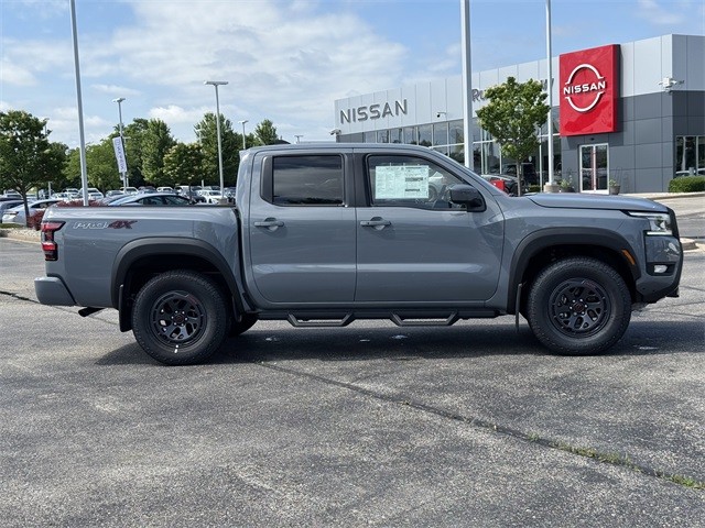 Nissan Frontier Vehicle Full-screen Gallery Image 4