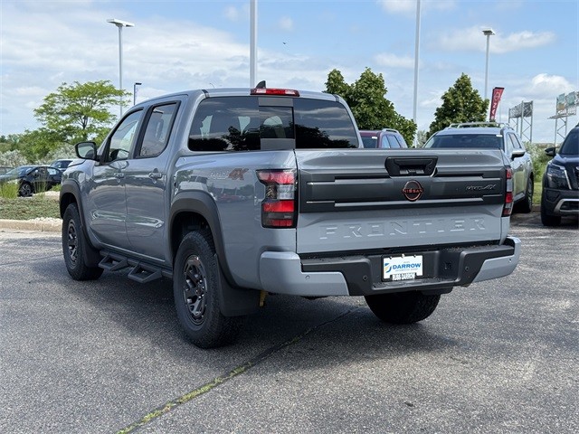 Nissan Frontier Vehicle Full-screen Gallery Image 7