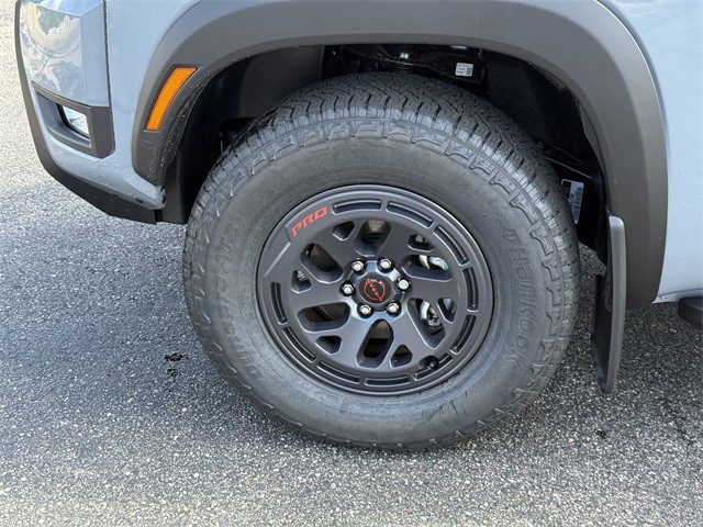 Nissan Frontier Vehicle Full-screen Gallery Image 9