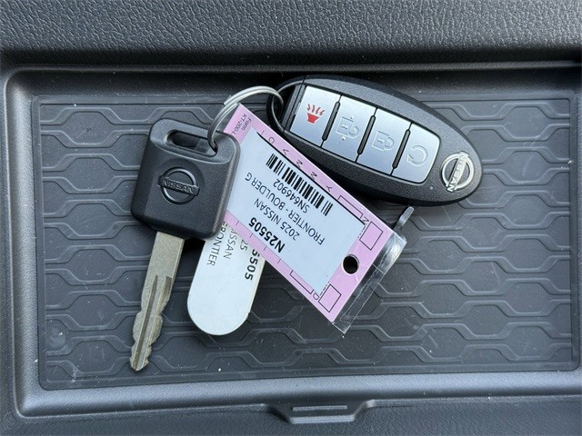 Nissan Frontier Vehicle Full-screen Gallery Image 11