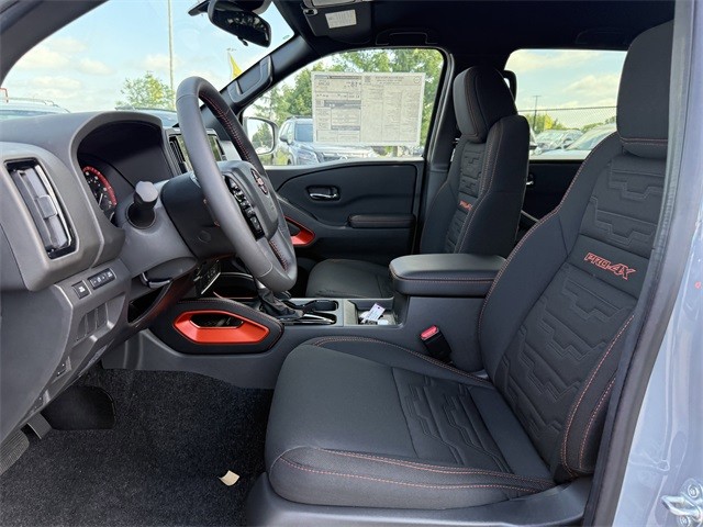 Nissan Frontier Vehicle Full-screen Gallery Image 12