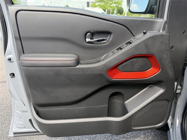 Nissan Frontier Vehicle Full-screen Gallery Image 13