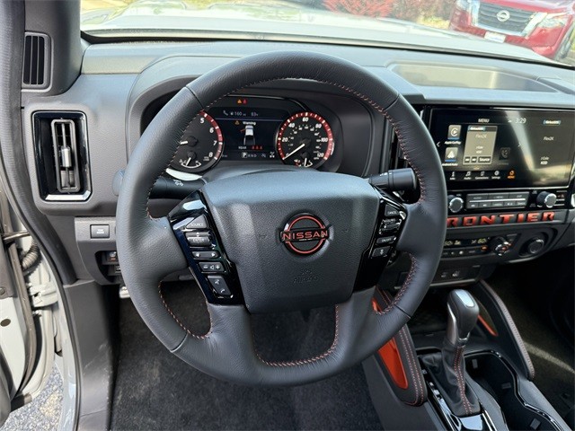 Nissan Frontier Vehicle Full-screen Gallery Image 14