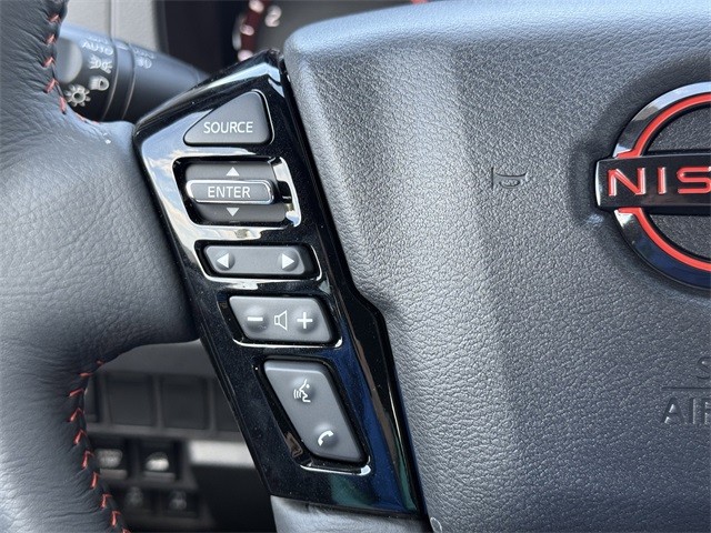 Nissan Frontier Vehicle Full-screen Gallery Image 15