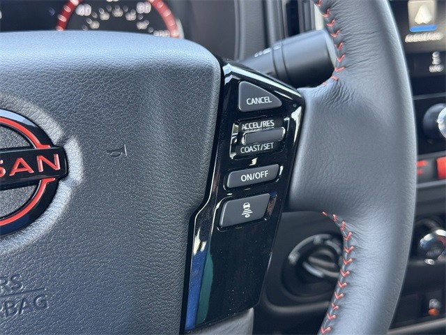 Nissan Frontier Vehicle Full-screen Gallery Image 16