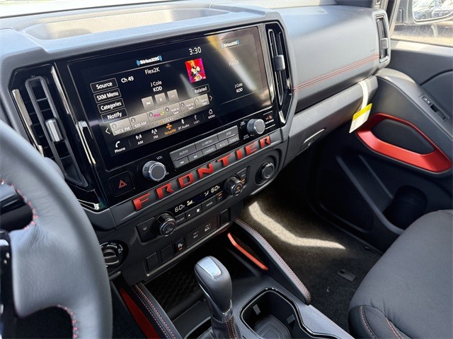 Nissan Frontier Vehicle Full-screen Gallery Image 21