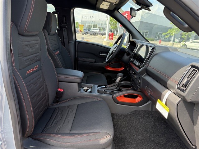 Nissan Frontier Vehicle Full-screen Gallery Image 24