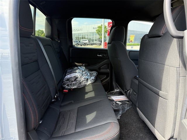 Nissan Frontier Vehicle Full-screen Gallery Image 25