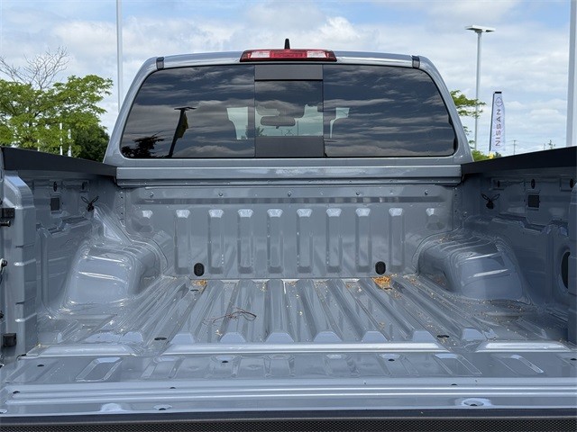 Nissan Frontier Vehicle Full-screen Gallery Image 26