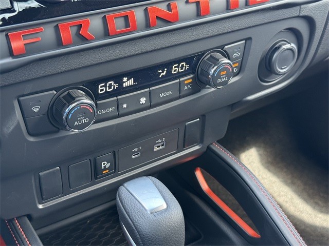 Nissan Frontier Vehicle Full-screen Gallery Image 29