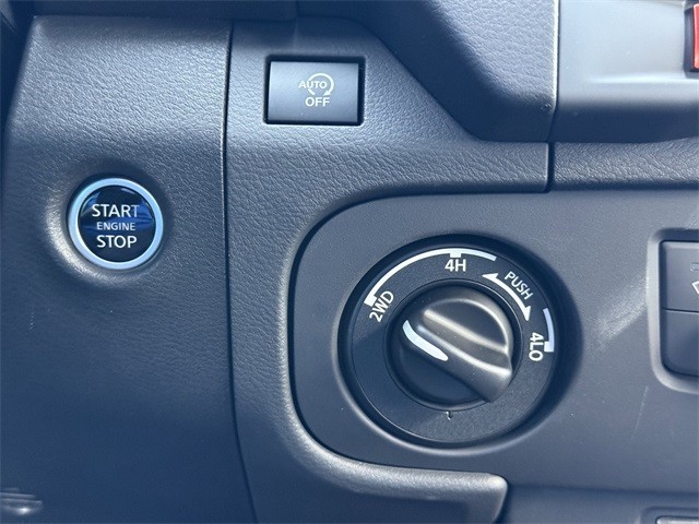 Nissan Frontier Vehicle Full-screen Gallery Image 30