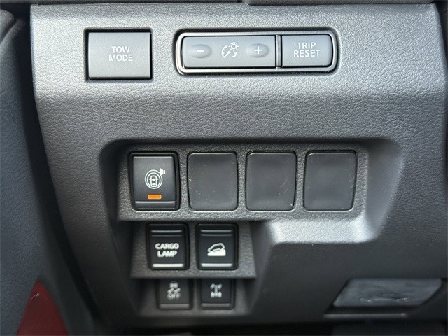 Nissan Frontier Vehicle Full-screen Gallery Image 31