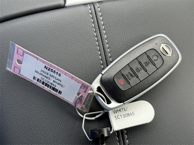 Nissan Murano Vehicle Full-screen Gallery Image 11