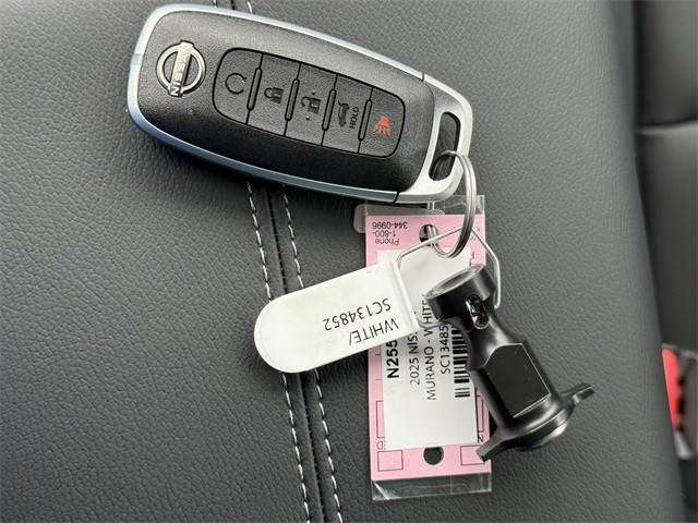 Nissan Murano Vehicle Full-screen Gallery Image 11