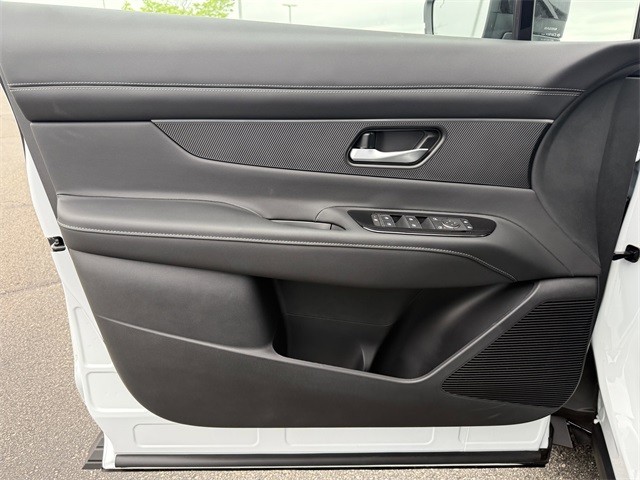 Nissan Murano Vehicle Full-screen Gallery Image 13