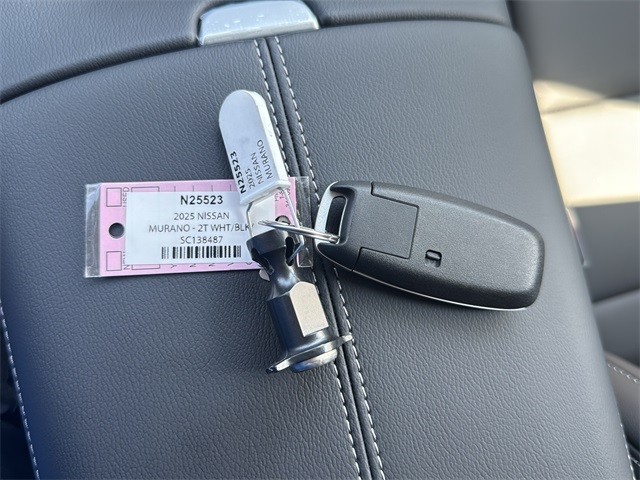 Nissan Murano Vehicle Full-screen Gallery Image 25