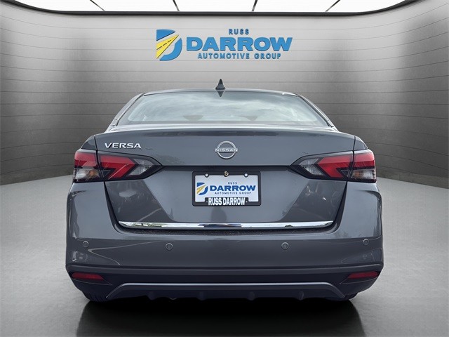 Nissan Versa Vehicle Full-screen Gallery Image 4