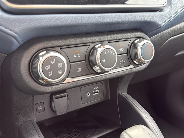 Nissan Versa Vehicle Full-screen Gallery Image 11