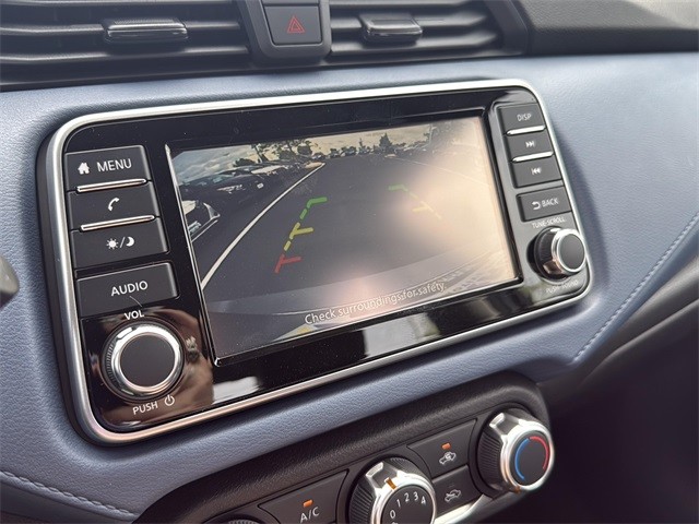 Nissan Versa Vehicle Full-screen Gallery Image 15