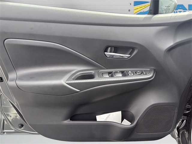 Nissan Versa Vehicle Full-screen Gallery Image 23