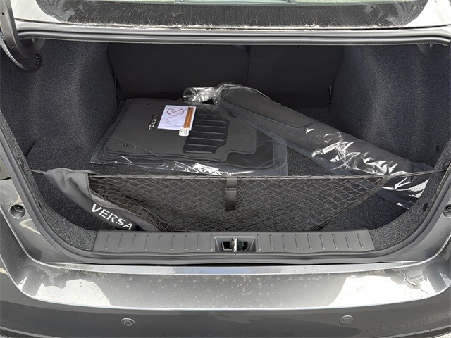 Nissan Versa Vehicle Full-screen Gallery Image 28