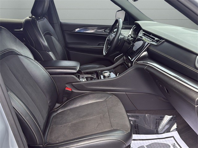 Jeep Grand Cherokee L Vehicle Full-screen Gallery Image 10