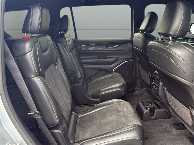 Jeep Grand Cherokee L Vehicle Full-screen Gallery Image 11