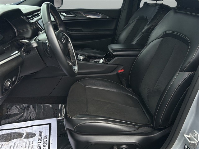 Jeep Grand Cherokee L Vehicle Full-screen Gallery Image 16