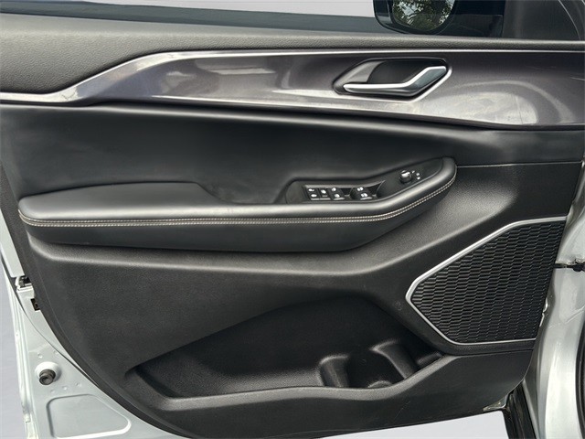 Jeep Grand Cherokee L Vehicle Full-screen Gallery Image 17