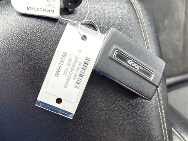 Jeep Grand Cherokee L Vehicle Full-screen Gallery Image 32