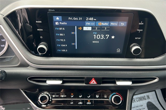 Hyundai Sonata Vehicle Full-screen Gallery Image 16