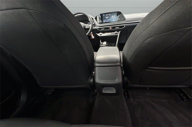 Hyundai Sonata Vehicle Full-screen Gallery Image 22