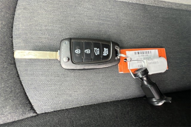 Hyundai Sonata Vehicle Full-screen Gallery Image 24