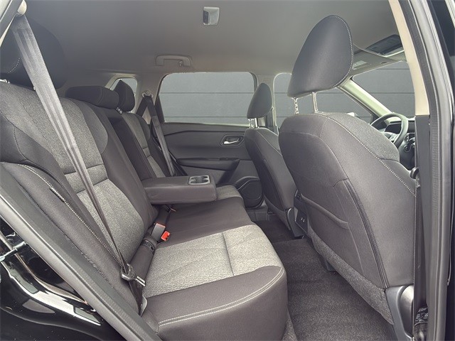 Nissan Rogue Vehicle Full-screen Gallery Image 12