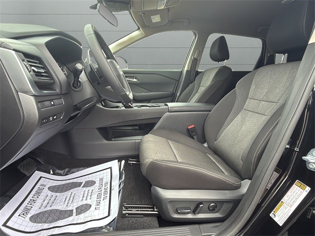 Nissan Rogue Vehicle Full-screen Gallery Image 15