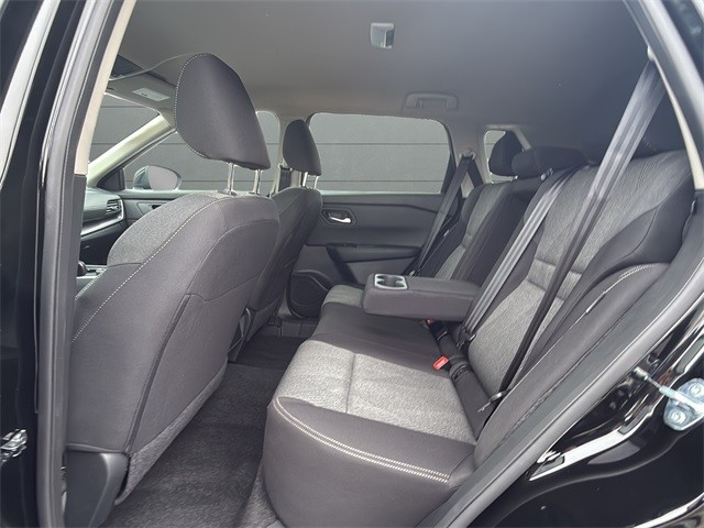 Nissan Rogue Vehicle Full-screen Gallery Image 16