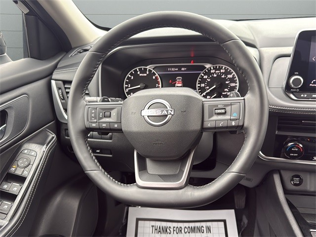 Nissan Rogue Vehicle Full-screen Gallery Image 18