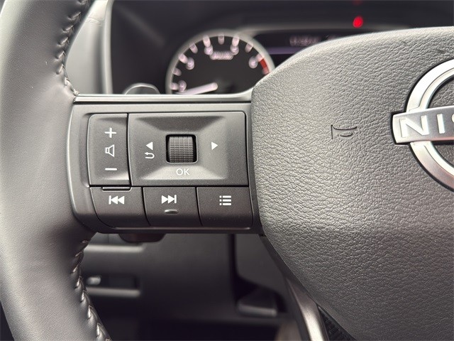 Nissan Rogue Vehicle Full-screen Gallery Image 19