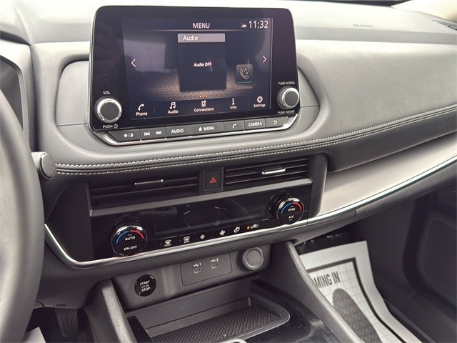 Nissan Rogue Vehicle Full-screen Gallery Image 21