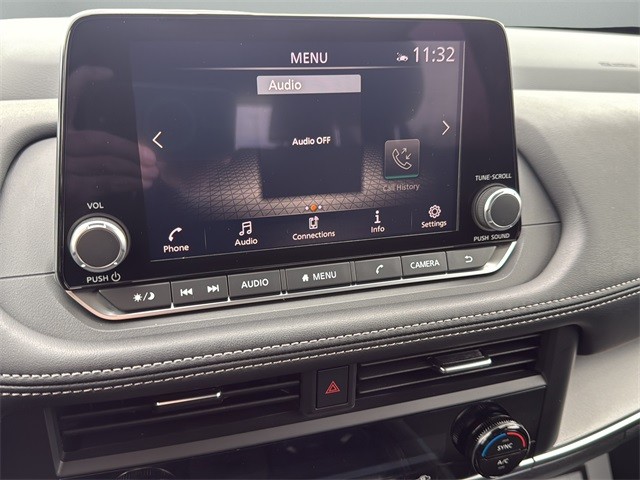 Nissan Rogue Vehicle Full-screen Gallery Image 22