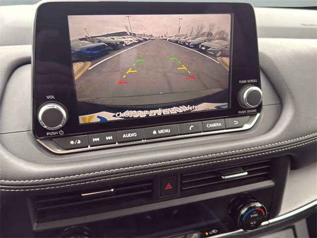 Nissan Rogue Vehicle Full-screen Gallery Image 23