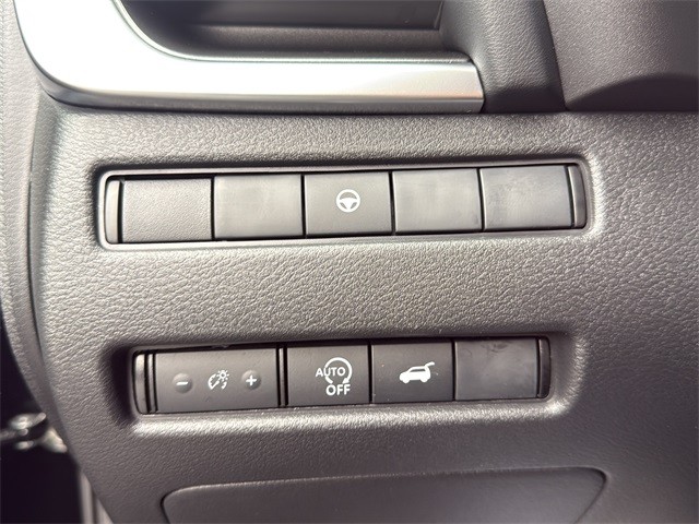 Nissan Rogue Vehicle Full-screen Gallery Image 28