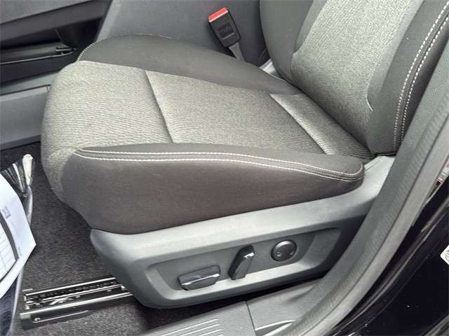 Nissan Rogue Vehicle Full-screen Gallery Image 30