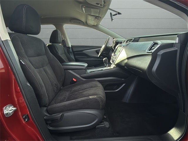 Nissan Murano Vehicle Full-screen Gallery Image 11